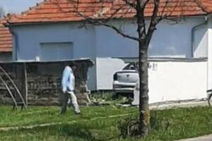 SERIJA ŠOKANTNIH UDESA U SRBIJI: Somborski taksista čoveku uleteo u dvorište, probio mu zidanu ogradu! (FOTO)