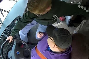DRAMA U ŠKOLSKOM AUTOBUSU: Vozač izgubio svest tokom vožnje, ali hrabri učenik u poslednjem trenutku SPREČAVA TRAGEDIJU (VIDEO)
