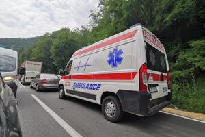 VOZAČ (30) SLETEO SA BRDA KOD LESKOVCA: Još jedna u nizu teških saobraćajki u Srbiji, muškarac teško povređen
