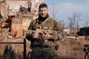 RAT NIJE VIŠE PUŠKA NA PUŠKU, VEĆ ARTILJERIJA I DRONOVI: Ruski MMA borac objasnio koliko su krvave borbe u Ukrajini