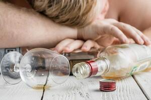 OD NEJASNOG GOVORA DO KOME I SMRTI: Evo koji su simptomi TROVANJA ALKOHOLOM