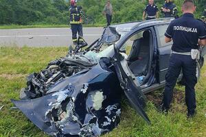 VOZ UDARIO AUTOMOBIL U LOZNICI: Volvo uništen, povređeni vozač prevezen u bolnicu (VIDEO)