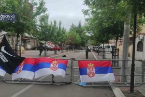 SITUACIJA U ZVEČANU MIRNA: Srbi i dalje protestuju