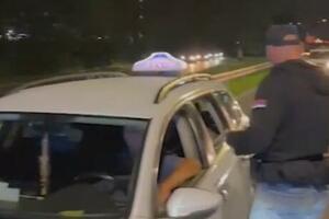 AKCIJA POLICIJE NA AERODROMU NIKOLA TESLA: Oduzeta dva vozila od "divljih taksista"! (FOTO)