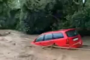 BUJICA NOSI AUTOMOBIL! Apokaliptična slika iz Novog Pazara, kritično i u Kosjeriću POGLEDAJTE (VIDEO)