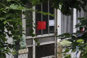 PRVE SLIKE SA MESTA GDE SU NAĐENA TELA OCA I SINA: Zapečaćena vrata i poruka na crvenom papiru (FOTO)