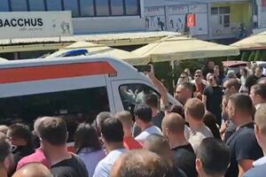 DOK SU SRBI MIRNO PROTESTOVALI, ALBANAC AUTOM ULETEO U MASU: Jedan mladić povređen u Gračanici, meštani blokirali put (VIDEO)