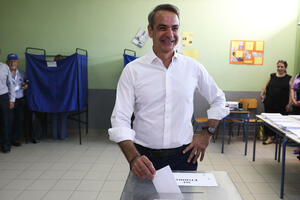 PRVI REZULTATI IZBORA U GRČKOJ: Ubedljiva pobeda Micotakisa, imaće većinu u parlamentu