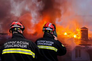 JEDNA OSOBA SE NAGUTALA DIMA: Detalji požara na Novom Beogradu, na terenu bilo 30 vatrogasaca