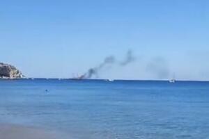 DRAMA NA RODOSU: Izgoreo turistički brod, putnici skakali u more da se spasu!(VIDEO)