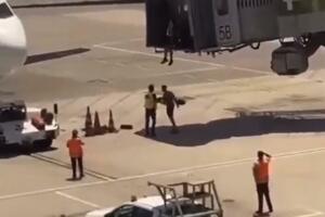 DRAMA NA AERODROMU U ISTANBULU: Otac i sin skočili s tri metra visine, pokušali da nasilno uđu u avion! (VIDEO)