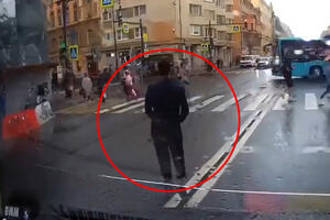 OPA! NIKO NE BI VEROVAO DA KAMERA NIJE SNIMILA: Vozač zamalo zgazio devojku van pešačkog, a njena reakcija ZAPALILA MREŽE (VIDEO)