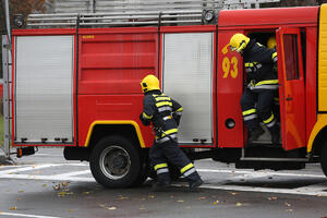 VOZAČ OSTAO ZAROBLJEN U OLUPINI IZ KOJE CURI GORIVO Užasna tragedija kod Rakovice: Vatrogasci sekli vozilo, ali mu NIJE BILO SPASA