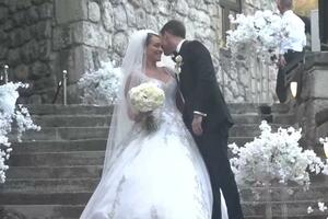 "JA SE NIČEGA NE SEĆAM" Pevačica u venčanici iz Dubaija zakoračila na ludi kamen: Svadba kao iz bajke, MLADA NOSILA VEO OD 3 metra