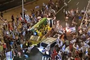 STRAVIČAN SNIMAK! DEMONSTRACIJE U IZRAELU: Automobil uleteo u gomilu demonstranata! (VIDEO)