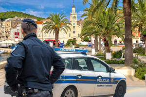 KAMION POKOSIO TRI DEVOJKE NA TROTOARU! Užas ispred hotela u Istri, jedna stradala na licu mesta, druga životno ugrožena