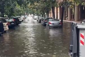 CENTAR BEOGRADA NEPREPOZNATLJIV NAKON OLUJE: Formiralo se jezero, TUKAO GRAD! Prestonica poplavljena za manje od POLA SATA (VIDEO)