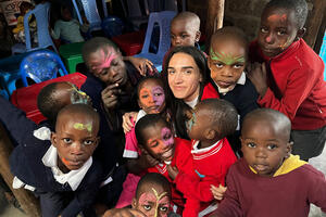 OVO ŠTO JOVANKA RADI U KENIJI CEPA SRCE: Deca dolaze gladna u školu, nuždu vrše u kofu! Ali njihov izraz lica SVE GOVORI! (FOTO)