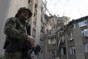 BOMBARDOVAN CENTAR HERSONA! Napad na jugu Ukrajine, pogođena stambena zgrada, među stradalima i bračni par