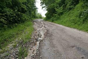 MUKE MEŠTANA ARILJSKOJ KRAJA POSLE NEVREMENA: Put se vodi kao asfaltiran, a asfalta skoro da nema
