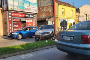 MERCEDESOM SE ZAKUCAO U BANDERU: Saobraćajka u samom centru Čačka, izgubio kontrolu nad automobilom, usledio KARAMBOL (VIDEO)
