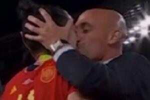VELIKI SKANDAL POTRESA ŠPANIJU - OGLASIO SE I PREMIJER: Predsednik FS Španije ŠČEPAO fudbalerku i poljubio je: Neprihvatljiv gest!