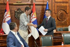 PONOSNI NA SVOJE POREKLO: Ministar Milićević potpisao ugovore finansijske podrške za očuvanje i jačanje veza Srbije i dijaspore