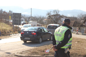 TREŠTEN PIJAN I BEZ VOZAČKE DOZOLE SEO U FIJATA: Policija u Sjenici za samo 3 dana isključila 5 vozača pod dejstvom alkohola