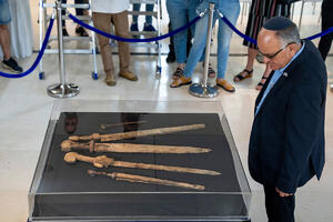 JEVREJSKI POBUNJENICI IH TU SAKRILI PRE DVA MILENIJUMA: U pećini kod Mrtvog mora pronađena 4 izuzetno očuvana rimska mača (FOTO)