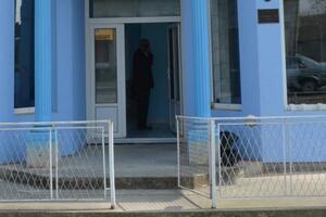 KO NA AKROPOLJU! Bela ograda, na ulazu dva grčka stuba: Srpski političar na fasadi nema ni ulicu, ni broj, evo šta mu piše na kući