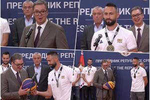 "AKO DONESU ZLATO IZ PARIZA, SVAKOME PO 200.000 EVRA" Predsednik Vučić primio zlatne basketaše, dobio i poseban poklon