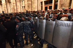 BLOKIRANA RUSKA AMBASADA U JEREVANU: Protest zbog agresije Azerbejdžana (VIDEO, FOTO)