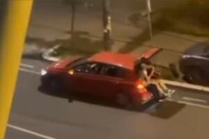 NOVA ZASTRAŠUJUĆA BIZARNOST ZALUDELA DECU! Beograđani snimili jezivi prizor: Voze se u otvorenom gepeku, a to nije najgore! (FOTO)