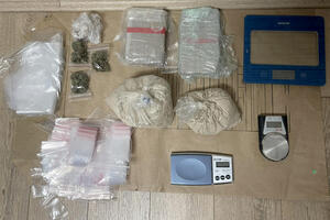 CRNOGORKA SA CIMERKOM PRODAVALA DROGU U IZNAJMLJENOM STANU? Uhapšene dve devojke, policija im oduzela 2 kg narkotika (FOTO)