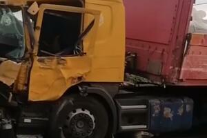 TEŠKA SAOBRAĆAJKA U BARIČU: Kamion udario u nadstrešnicu autobuske stanice, metalna šipka probila kabinu (VIDEO)