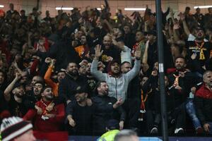 UEFA KAZNILA GALATASARAJ: Pristalice turskog tima pravile haos u Mančesteru