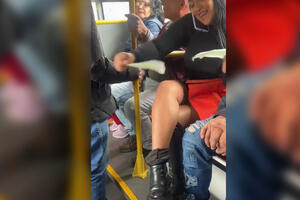 BIZARNA SCENA U GRADSKOM PREVOZU: Zbog onoga što je priredila u autobusu putnicima je počeo da se PREVRĆE ŽELUDAC (VIDEO)