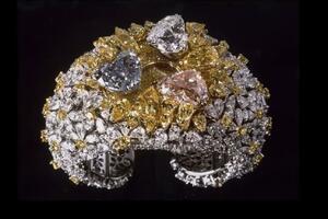 OVO JE NAJSKUPLJI RUČNI SAT NA SVETU: Napravljen od dijamanata i zlata, VREDI 25 MILIONA $, a tačno vreme se vidi uz jednu caku