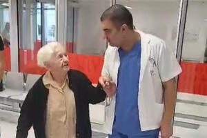 SVI SU OSTALI ŠOKIRANI POSTUPKOM LEKARA U URGENTNOM CENTRU: Doktor Arsenijević imao poseban doček za najstariju pacijentkinju (96)