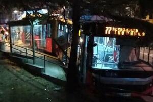 SAOBRAĆAJKA NA LINIJI 77 KOD STUDENTSKOG DOMA: Autobus sleteo na trotoar i završio u ogradi, jeziv prizor sa mesta nesreće (FOTO)
