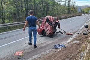 STRAVIČNE SLIKE SA MESTA NESREĆE U SIĆEVAČKOJ KLISURI: Auto presečen na pola, smrvljen ispod kamiona (FOTO)