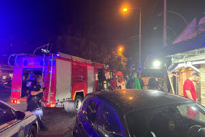 POŽAR NA VOŽDOVCU: Vatra buknula u kiosku brze hrane, dve ekipe vatrogasaca i policija na terenu (FOTO)