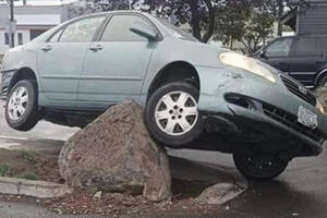 ŠOK PRIZOR U CENTRU GRADA! Oštećena brojna vozila - "Nije mi jasno kako ljudi ne vide ovoliki kamen" (FOTO)