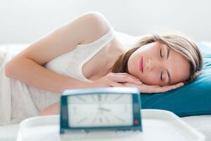 DA LI JE ŠTETNO SPAVATI DUŽE VIKENDOM? Stručnjaci upozoravaju na povezanost obrazaca spavanja i povećan rizik od bolesti