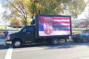 ZASTAVA SRBIJE, SLIKE STRADANJA SRBA NA KIM I PORUKA KURTIJU: Kamion sa obeležjima naše zemlje prošao ulicama Vašingtona (VIDEO)