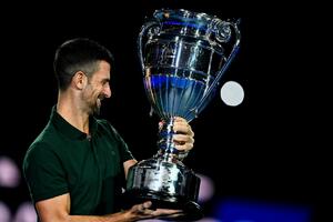 ĐOKOVIĆ PODIGAO PEHAR PRED ALKARAZOV MEČ: Novak đuskao, pa izašao na teren, predsednik ATP-a mu predao trofej za veliki rekord
