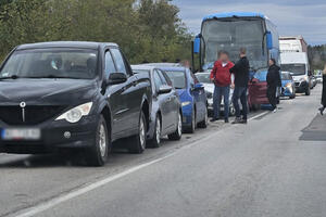 HAOS KOD TEMERINA, SVE STOJI: Lančani sudar šest vozila među njima i autobus pun putnika (FOTO)