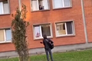 "BRAVO KRALJU! SVE BIH MU OPROSTILA" Momak devojci otpevao serenadu ispod prozora studentskog doma u Novom Sadu (VIDEO)
