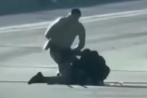 ŠOKANTAN SNIMAK UBISTVA U AMERICI ZGROZIO JAVNOST: Policajac upucao čoveka dok je ležao na putu! VIDEO