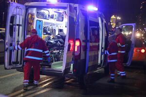 TEŠKA SAOBRAĆAJKA NA IZLAZU IZ NOVOG SADA: Ima povređenih, automobil od siline udarca SMRSKAN (FOTO)